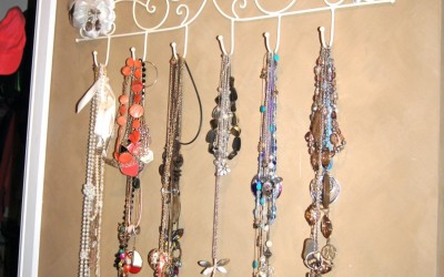 Necklace holder/organiser